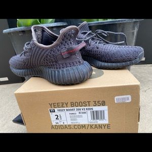 Black YEEZY BOOST 350 V2 2.5 Size Boy